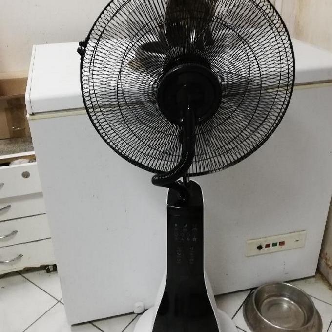 Stojanový ventilátor se zvlhčovačem a ionizátorem vzduchu.